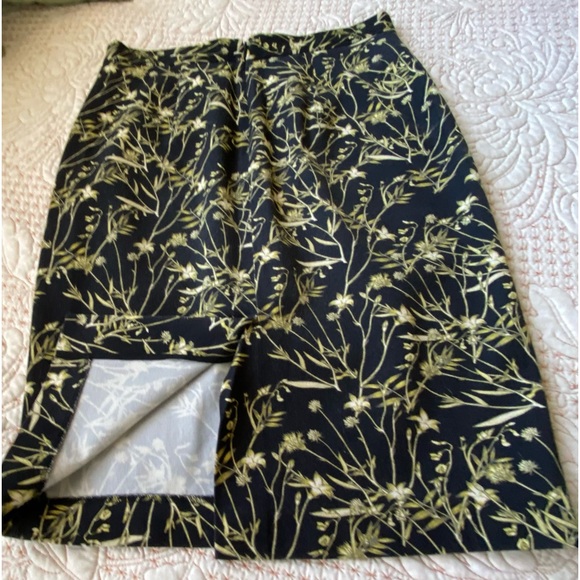 Banana Republic Dresses & Skirts - Banana Republic skirt New Condition Casual Flirty Summer wear or office. Size 6